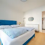 아파트 Chic Living At Vista Serenity With Balcony