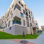 Chic Living At Vista Serenity With Balcony * 프라하